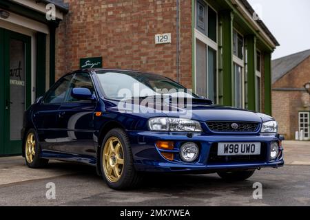 2000 Subaru Impreza Turbo 2000 AWD, ausgestellt auf der japanischen Versammlung am 29. Januar 2023 im Bicester Heritage Centre. Stockfoto