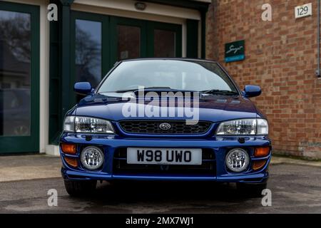 2000 Subaru Impreza Turbo 2000 AWD, ausgestellt auf der japanischen Versammlung am 29. Januar 2023 im Bicester Heritage Centre. Stockfoto