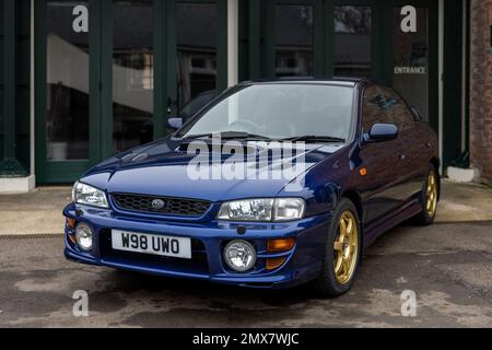 2000 Subaru Impreza Turbo 2000 AWD, ausgestellt auf der japanischen Versammlung am 29. Januar 2023 im Bicester Heritage Centre. Stockfoto