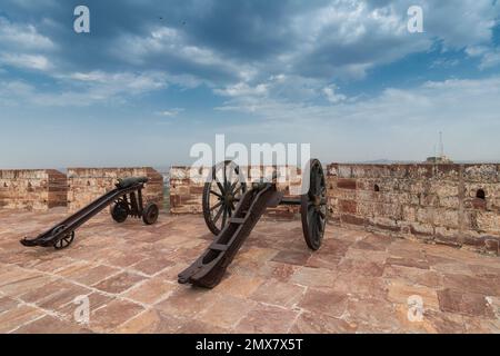 Berühmte Kilkila-Kanonen auf der Spitze des Mehrangarh-Forts. Blick auf die Stadt Jodhpur seit der Antike. Langes Fass, Rajasthan, Indien. Stockfoto