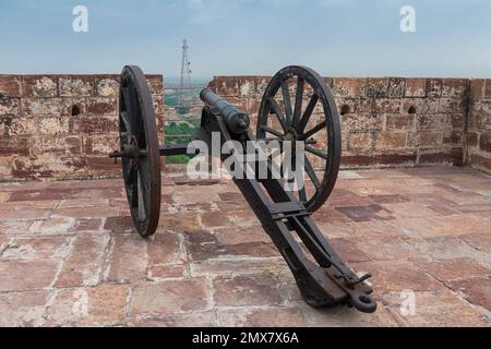 Berühmte Kilkila-Kanonen auf der Spitze des Mehrangarh-Forts. Blick auf die Stadt Jodhpur seit der Antike. Langes Fass, Rajasthan, Indien. Stockfoto