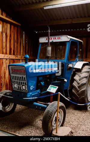 Northumberland UK: 6. Juni 2022: Ein Ford 5000-Tracktor restauriert und ausgestellt Stockfoto