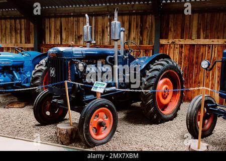 Northumberland UK: 6. Juni 2022: A Fordson Major Tractor (Ford). Wiederhergestellt und ausgestellt Stockfoto