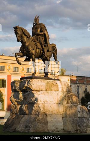 Bronzestatue des albanischen Helden Gjergj Skanderbeg aus dem 15. Jahrhundert auf dem Skanderbeg Square, Tirana, Albanien. Stockfoto