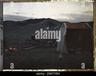 Zwischen Kiakhta und Ourga, Transbaikalie, Mongolei das Zelt des Betreibers und die beiden Autos, die in der Nähe eines Feuers konstruiert wurden und wahrscheinlich zum Kochen der Mahlzeit bestimmt waren, 1913 - Mongolei - Stéphane Passet - (6.-25. Juli) Stockfoto