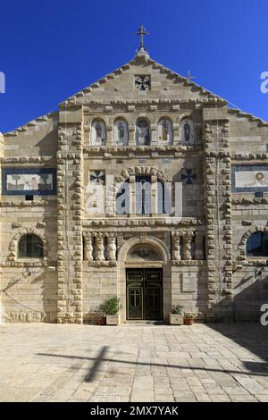 Fassade der katholischen Kirche und des Schreins des Heiligen Johannes des Täufers, Prinzessin Haya Street, Madaba, Jordanien, Naher Osten Stockfoto