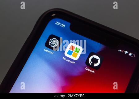 Vancouver, KANADA - Feb 1 2023 : OpenAI-, Microsoft- und Github-Symbole auf einem iPhone-Bildschirm. Stockfoto