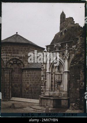 Aiguilhe, Frankreich La Chapelle Saint-Clair und der kleine neogotische Brunnen von Charles Crozatier im Jahr 1861 , 1916 - französische Provinzen - Jean Brunhes, Auguste Léon und Georges Chevalier - (April - Juli) Stockfoto