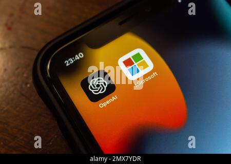 Vancouver, KANADA - Feb 1 2023 : OpenAI- und Microsoft-Ikonen auf einem iPhone. OpenAI ist ein US-Forschungslabor für künstliche Intelligenz (KI) Stockfoto