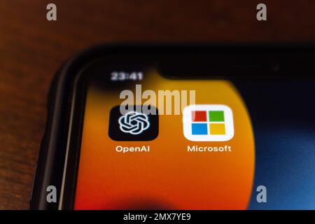 Vancouver, KANADA - Feb 1 2023 : OpenAI- und Microsoft-Ikonen auf einem iPhone. OpenAI ist ein US-Forschungslabor für künstliche Intelligenz (KI) Stockfoto