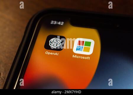 Vancouver, KANADA - Feb 1 2023 : OpenAI- und Microsoft-Ikonen auf einem iPhone. OpenAI ist ein US-Forschungslabor für künstliche Intelligenz (KI) Stockfoto