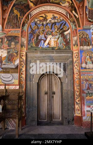 Religiöse Fresken an der Außenseite der Geburtskirche im Rila-Kloster, Rila, Bulgarien. Stockfoto