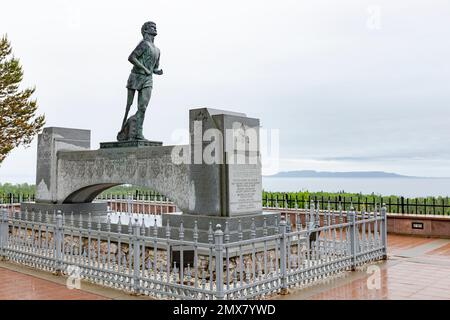 Das Terry Fox Memorial wurde am 26. Juni 1982 fertiggestellt. In der Ferne ist die berühmte Reihe von Mesas bekannt als der schlafende Riese. Stockfoto