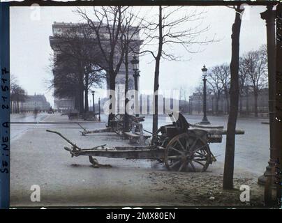 Paris (8. Arr.), France Cannons Exponate Avenue des Champs-Elysées, Stockfoto
