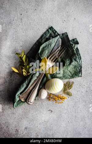 Von oben zum Osterdinner in grüner Farbe auf Betonhintergrund Stockfoto