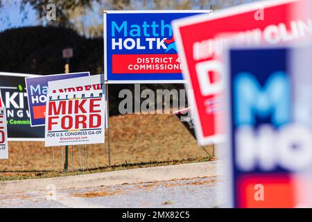 Dacula, GA/USA - 8. November 2022: Am Wahltag dominieren die Schilder für den Wahlkampf die Landschaft in einem Wahlbezirk in Georgien. Stockfoto