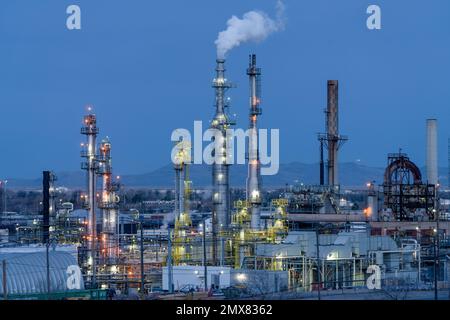 Eine Ölraffinerie, die vor Sonnenaufgang in der Nähe von Salt Lake City, Utah, beleuchtet wurde. Stockfoto