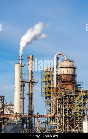 Eine FCCU oder Fluid Catalytic Cracking Unit auf der rechten Seite in einer Ölraffinerie in der Nähe von Salt Lake City, Utah. Dampf kommt aus einem nahe gelegenen Turm. Stockfoto