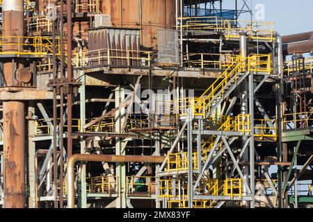 Detaillierte Darstellung der Struktur einer FCCU oder einer Fluid Catalytic Cracking Unit in einer Ölraffinerie in der Nähe von Salt Lake City, Utah. Stockfoto