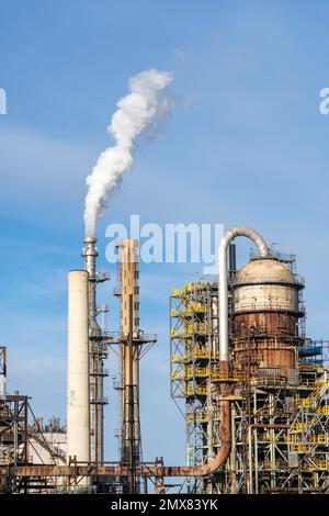 Dampf kommt aus einem Turm in einer Ölraffinerie mit einer FCCU oder Fluid Catalytic Cracking Unit auf der rechten Seite, in der Nähe von Salt Lake City, Utah. Stockfoto