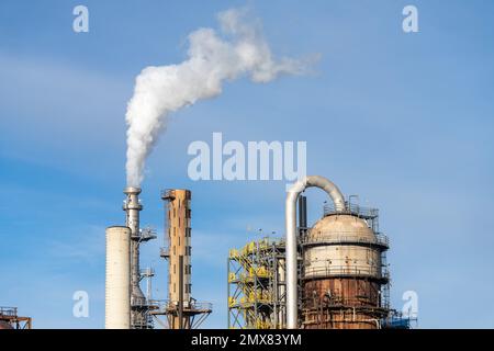 Dampf kommt aus einem Turm in einer Ölraffinerie mit einer FCCU oder Fluid Catalytic Cracking Unit auf der rechten Seite, in der Nähe von Salt Lake City, Utah. Stockfoto