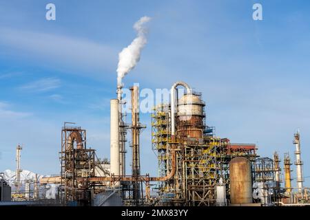 Dampf kommt aus einem Turm in einer Ölraffinerie mit einer FCCU oder Fluid Catalytic Cracking Unit auf der rechten Seite, in der Nähe von Salt Lake City, Utah. Stockfoto