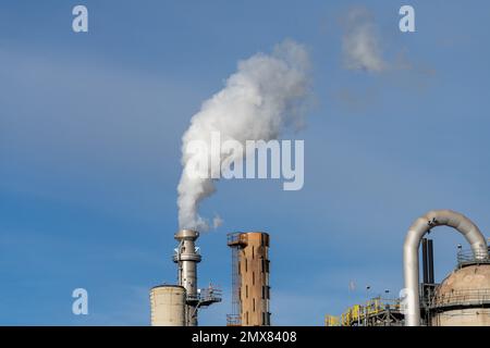 Dampf kommt aus einem Turm in einer Ölraffinerie in der Nähe von Salt Lake City, Utah. Stockfoto