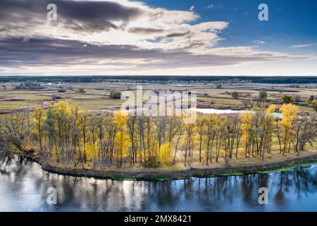 Herbstlandschaft - Flusstal der Siverskyi (Seversky) Donets, der gewundene Fluss über die Wiesen zwischen Hügeln und Wäldern, nordöstlich von Ukr Stockfoto