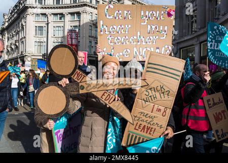 Protest gegen Bildungskürzungen, Lehrer und Beamte treten am "Walk-out-Mittwoch" in London, Großbritannien, dem Massenstreik bei. 01/02/2023 Stockfoto