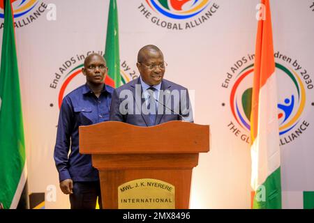 (230202) -- DAR es SALAAM, 2. Februar 2023 (Xinhua) -- Tansania-Vizepräsident Philip Mpango (Front) spricht am 1. Februar 2023 auf Ministerebene zur Eröffnung der Globalen Allianz zur Beendigung von AIDS bei Kindern bis 2030 in Afrika in dar es Salaam, Tansania. Am Mittwoch forderte der tansanische Vizepräsident Philip Mpango die afrikanischen Führer auf, ihre Führungsrolle unter Beweis zu stellen und ihr Engagement für die Beendigung von AIDS bei Kindern auf dem Kontinent bis 2030 zu erneuern. (Büro des Vizepräsidenten von Tansania/Handout über Xinhua) Stockfoto