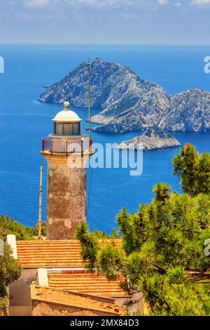 Sommerlandschaft an der Küste - Blick auf den Leuchtturm am Kap Gelidonya, Provinz Antalya in der Türkei Stockfoto