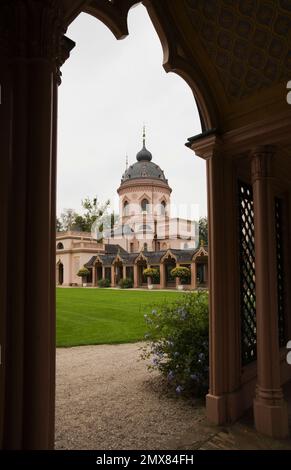 Gepflegter grüner Rasen und Rote Moschee Moschee Moschee Moschee durch Bogen im türkischen Garten im Schloss Schwetzingen im Spätsommer in Schwetzingen. Stockfoto