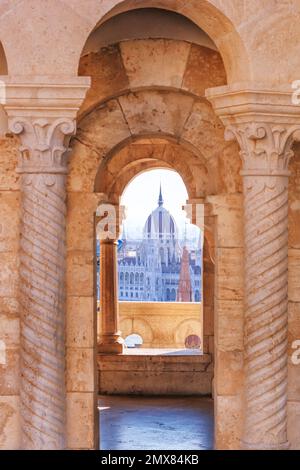 Blick vom Balkon der Fischerbastei auf das ungarische Parlamentsgebäude in Budapest, Ungarn Stockfoto