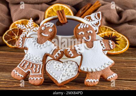 Das romantische Stillleben zum Thema Weihnachten oder Neujahr - hausgemachtes pfefferkraut mit einer Tasse Kaffee auf Holzbrettern Stockfoto