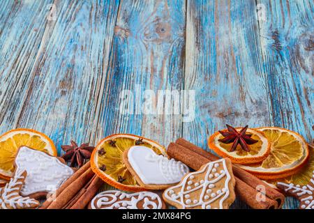 Weihnachtlicher Stillleben mit Lebkeksen aus festlichen Zutaten auf Holzbrettern Stockfoto