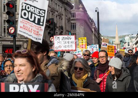 Lehrer und Beamte treten am "Walk-out Wednesday" in London, Großbritannien, dem Massenstreik bei. 01/02/2023 Stockfoto