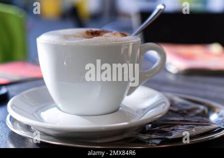 Eine Tasse Cappuccino im Freien Stockfoto