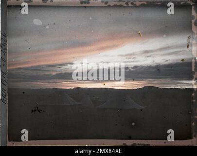 (Französisch - Aqaba , Arabie ( actuelle Jordanie ) Les tentes d' un Camp au crépuscule). Stockfoto