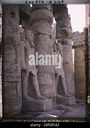 Louqsor, Ägypten, afrikanische Säulen und Statuen im Innenhof von Ramses II , 1914 - Ägypten - Auguste Léon - (Januar - Februar) Stockfoto