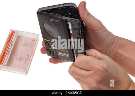 Nahaufnahme der Hand eines Mannes, der den TRAGBAREN SONY walkman ® Kassettenspieler hält. Schweden. Stockfoto