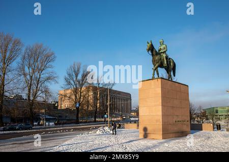 Reiterstatue von Marschall Mannerheim (1960), entworfen von Aimo Tukiainen, mit Parlamentsgebäude im Hintergrund in Helsinki, Finnland Stockfoto