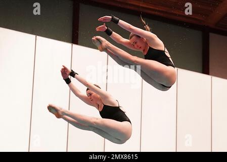 Andrea Spendolini Sirieix (links) und Lois Toulson in Aktion während des Women's 10m Synchro Wettbewerbs am ersten Tag des British National Diving Cup im Royal Commonwealth Pool, Edinburgh. Foto: Donnerstag, 2. Februar 2023. Stockfoto