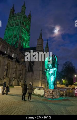 Gloucester, Großbritannien. 2. Februar 2023. Knife Angel ist eine 27 Meter hohe Skulptur aus Messern, die von nationalen Polizeikräften konfisziert wurden. Der Engel befindet sich außerhalb der berühmten Kathedrale von Gloucester als Teil einer nationalen Tour, die das Bewusstsein für Messerkriminalität schärft. Der von der Bildhauerin Alfie Bradley entworfene Engel zeigt die Notwendigkeit sozialer Veränderungen und dient als Gedenkstätte für die Gewalttätigen. Kredit: JMF News/Alamy Live News Stockfoto