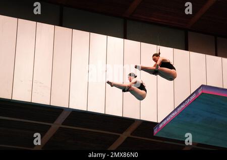 Andrea Spendolini Sirieix (links) und Lois Toulson in Aktion während des Women's 10m Synchro Wettbewerbs am ersten Tag des British National Diving Cup im Royal Commonwealth Pool, Edinburgh. Foto: Donnerstag, 2. Februar 2023. Stockfoto