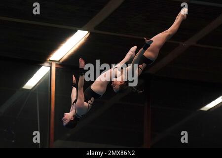 Andrea Spendolini Sirieix (links) und Lois Toulson in Aktion während des Women's 10m Synchro Wettbewerbs am ersten Tag des British National Diving Cup im Royal Commonwealth Pool, Edinburgh. Foto: Donnerstag, 2. Februar 2023. Stockfoto