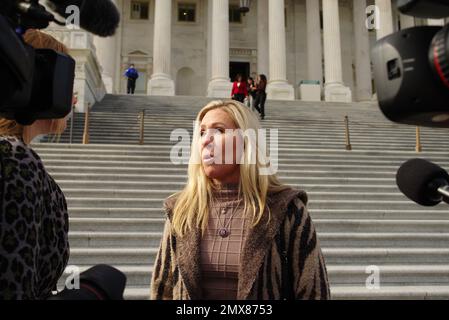 Washington DC, USA. 2. Februar 2023 USA Rep. Marjorie Taylor Greene (R-Ga) Spricht mit Reportern, nachdem er für den Stust-Rep. Ilhan Omar gestimmt hat (D-Minn.) Vom Ausschuss für auswärtige Angelegenheiten des Hauses. Kredit: Philip Yabut/Alamy Live News Stockfoto