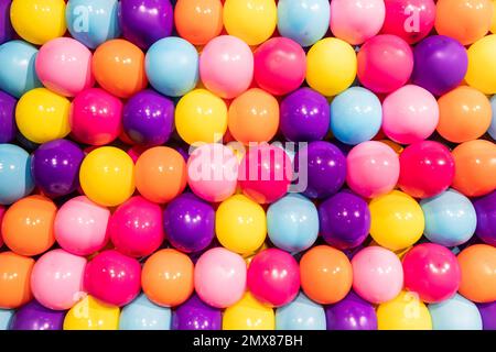 Bunte Ballons Hintergrund - echtes Foto, Konzept der Feier, Party, glücklich, Überraschung Stockfoto