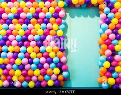 Türraum mit bunten Ballons - Konzept von Feier, Party, Happy Birthday Stockfoto