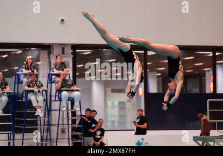 Andrea Spendolini Sirieix (links) und Lois Toulson in Aktion während des Women's 10m Synchro Wettbewerbs am ersten Tag des British National Diving Cup im Royal Commonwealth Pool, Edinburgh. Foto: Donnerstag, 2. Februar 2023. Stockfoto