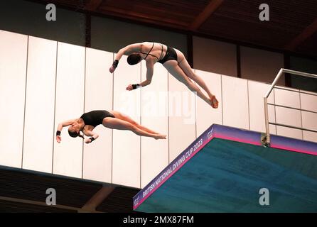 Lois Toulson (links) und Andrea Spendolini Sirieix in Aktion während des Women's 10m Synchro Wettbewerbs am ersten Tag des British National Diving Cup im Royal Commonwealth Pool, Edinburgh. Foto: Donnerstag, 2. Februar 2023. Stockfoto